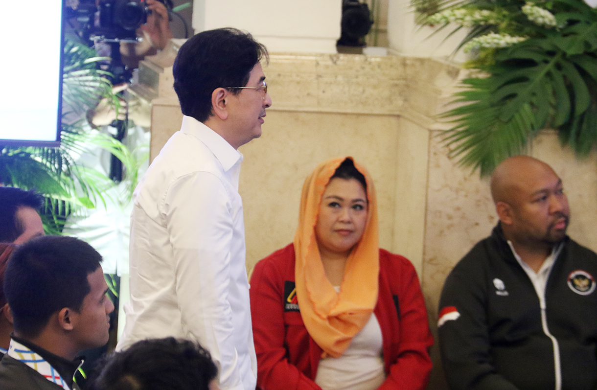 Lifter Rizki Juniansyah (kiri) Bersama Ketua Umum PB Perpani Arsjad Rasjid (kanan) saat penyerahan bonus kepada atlet peraih medali pada SEA Games Thailand di Istana Negara, Jakarta, Kamis (8/1/2025). (Beritanasional.com/Oke Atmaja)