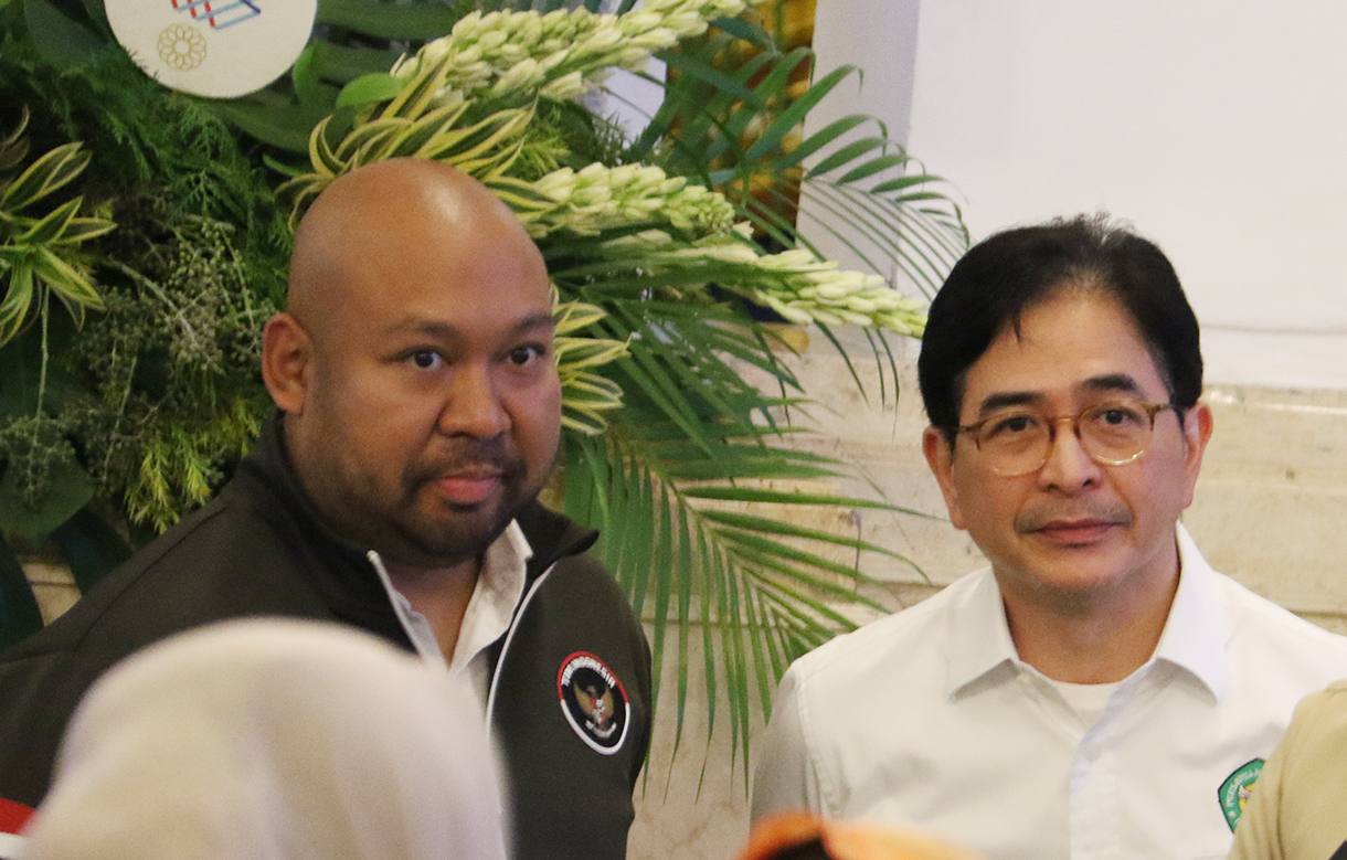 Lifter Rizki Juniansyah (kiri) Bersama Ketua Umum PB Perpani Arsjad Rasjid (kanan) saat penyerahan bonus kepada atlet peraih medali pada SEA Games Thailand di Istana Negara, Jakarta, Kamis (8/1/2025). (Beritanasional.com/Oke Atmaja)