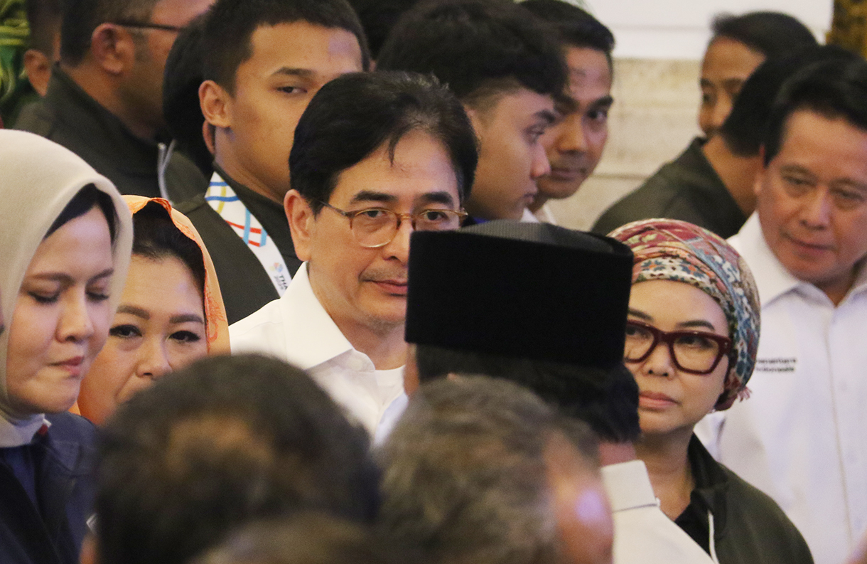 Lifter Rizki Juniansyah (kiri) Bersama Ketua Umum PB Perpani Arsjad Rasjid (kanan) saat penyerahan bonus kepada atlet peraih medali pada SEA Games Thailand di Istana Negara, Jakarta, Kamis (8/1/2025). (Beritanasional.com/Oke Atmaja)