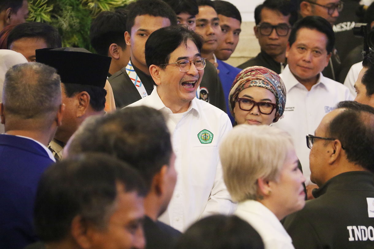 Lifter Rizki Juniansyah (kiri) Bersama Ketua Umum PB Perpani Arsjad Rasjid (kanan) saat penyerahan bonus kepada atlet peraih medali pada SEA Games Thailand di Istana Negara, Jakarta, Kamis (8/1/2025). (Beritanasional.com/Oke Atmaja)