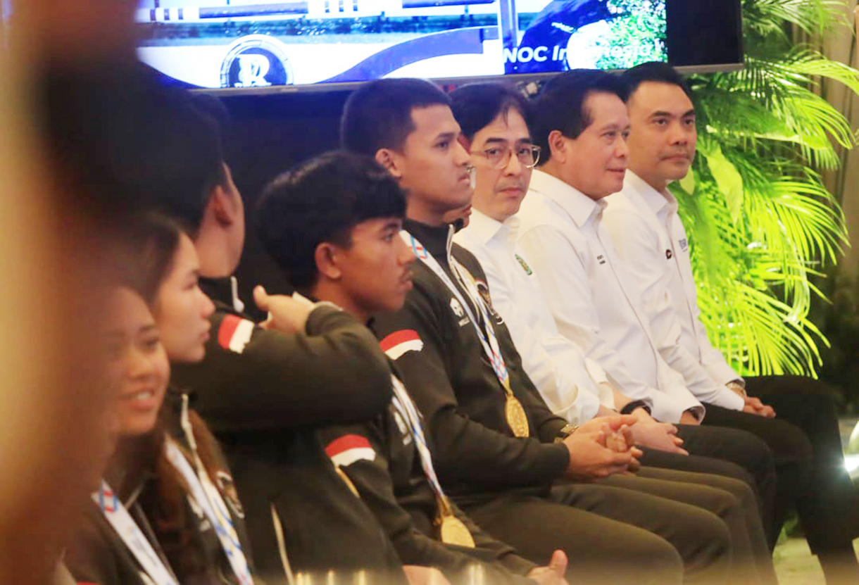 Lifter Rizki Juniansyah (kiri) Bersama Ketua Umum PB Perpani Arsjad Rasjid (kanan) saat penyerahan bonus kepada atlet peraih medali pada SEA Games Thailand di Istana Negara, Jakarta, Kamis (8/1/2025). (Beritanasional.com/Oke Atmaja)