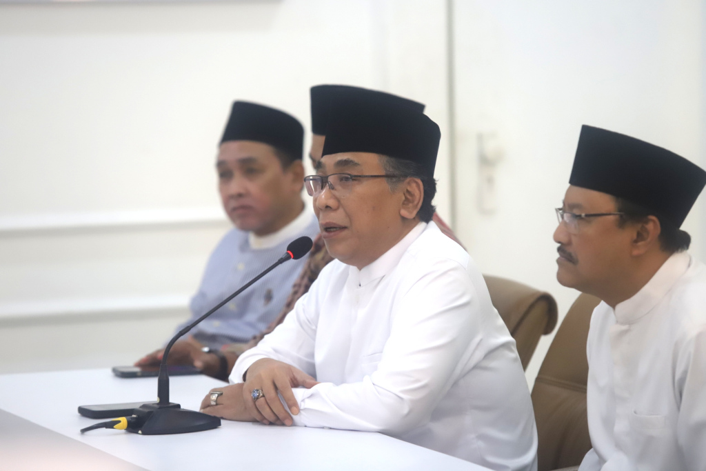 Ketua Umum PBNU Yahya Cholil Staquf memberikan keterangan pers di Gedung PBNU, Kramat, Jakarta Pusat, Selasa (16/7/2024). (Berita nasional.com/Oke Atmaja)