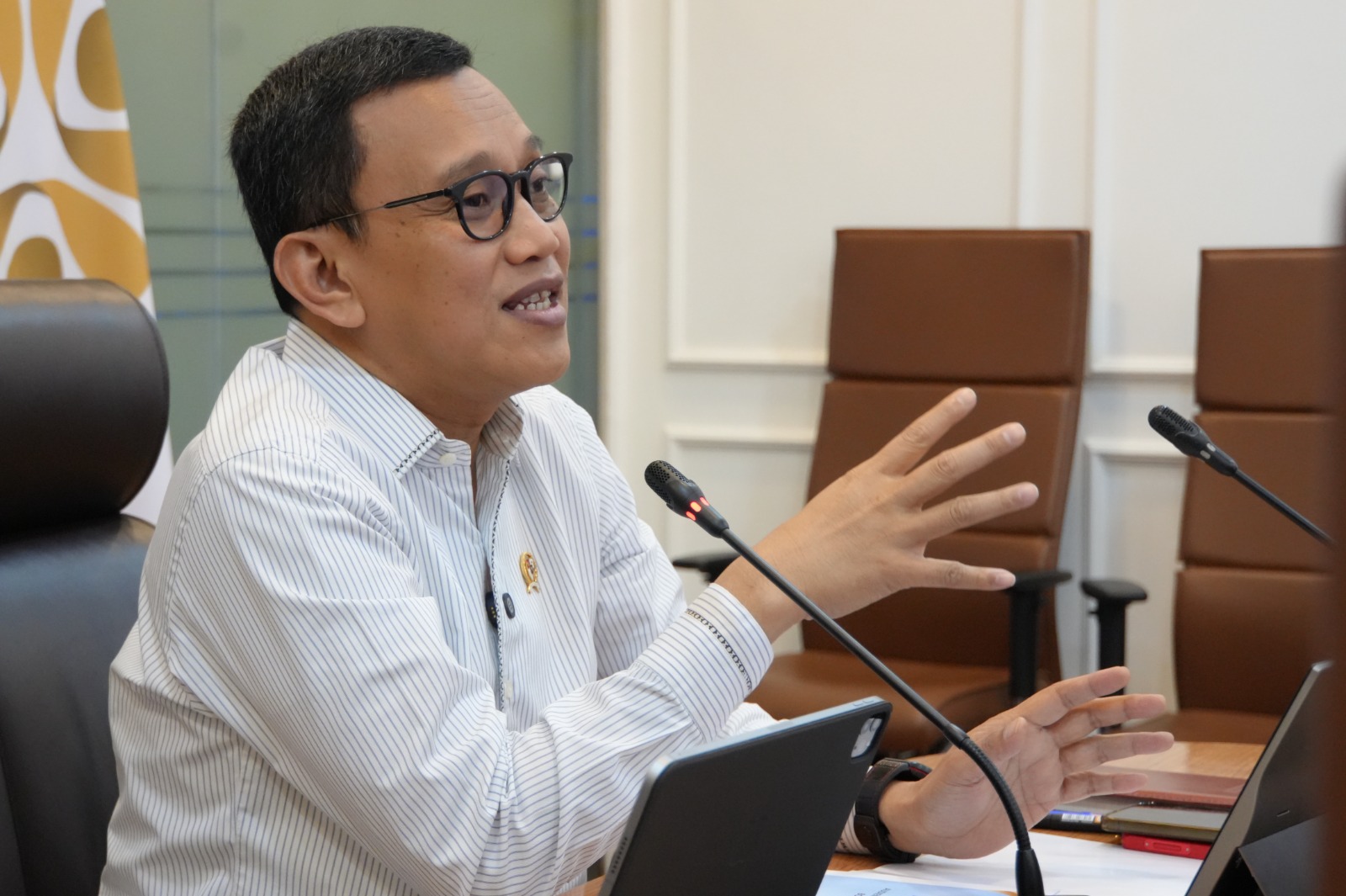 Khawatir Jadi Modus Tenaga Kerja Murah, Menteri Karding Akan Atur Magang di Luar Negeri Menteri Pelindungan Pekerja Migran Indonesia (P2MI), Abdul Kadir Karding, menerima kunjungan Pendiri Bosowa Grup, HM Aksa Mahmud, di kantor KemenP2MI. (BeritaNasional/Elvis Sendouw/HO/ Hms P2MI)