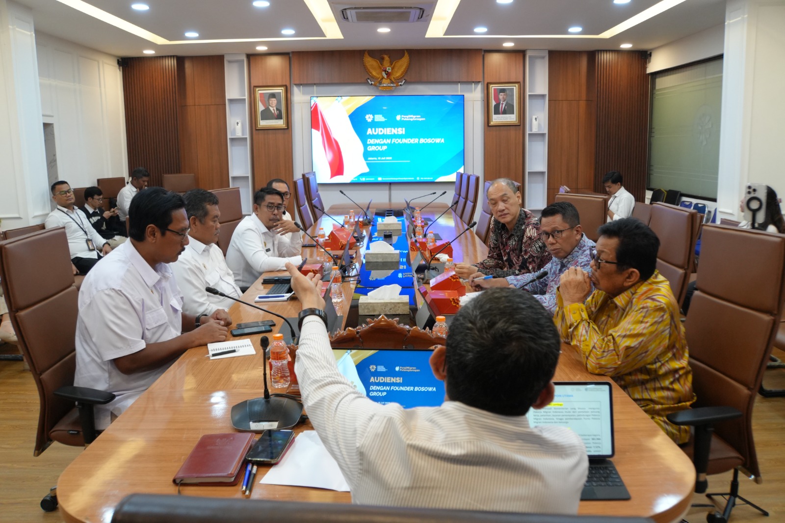 Khawatir Jadi Modus Tenaga Kerja Murah, Menteri Karding Akan Atur Magang di Luar Negeri Menteri Pelindungan Pekerja Migran Indonesia (P2MI), Abdul Kadir Karding, menerima kunjungan Pendiri Bosowa Grup, HM Aksa Mahmud, di kantor KemenP2MI. (BeritaNasional/Elvis Sendouw/HO/ Hms P2MI)
