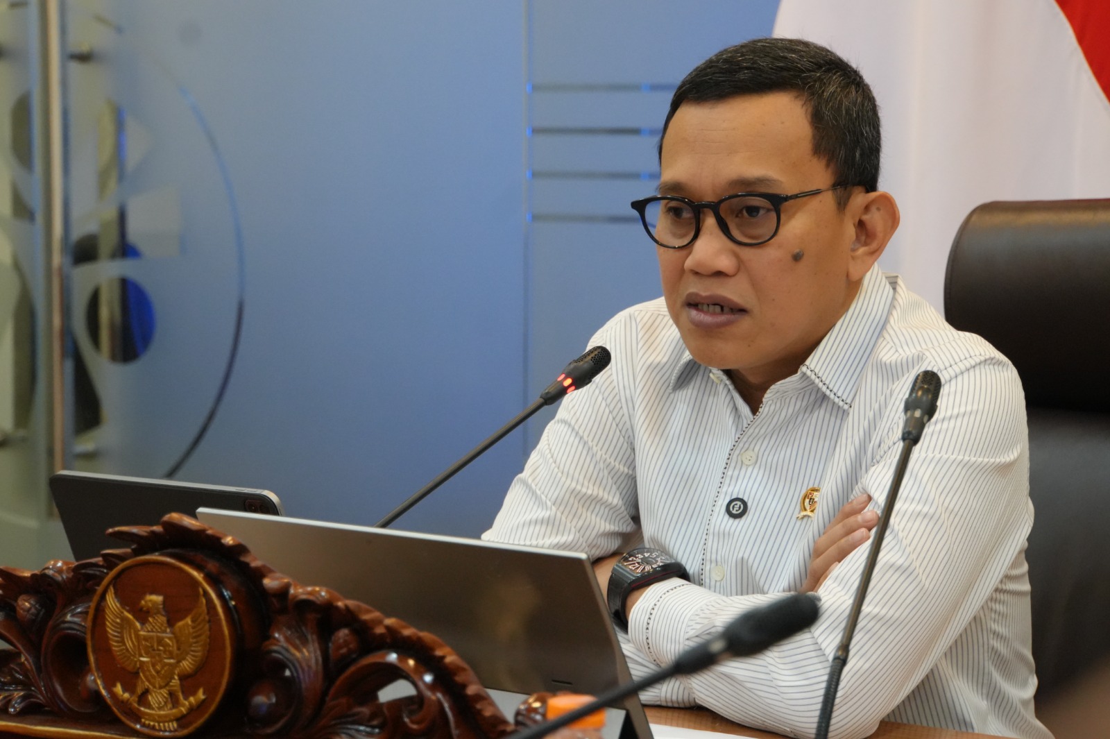 Khawatir Jadi Modus Tenaga Kerja Murah, Menteri Karding Akan Atur Magang di Luar Negeri Menteri Pelindungan Pekerja Migran Indonesia (P2MI), Abdul Kadir Karding, menerima kunjungan Pendiri Bosowa Grup, HM Aksa Mahmud, di kantor KemenP2MI. (BeritaNasional/Elvis Sendouw/HO/ Hms P2MI)