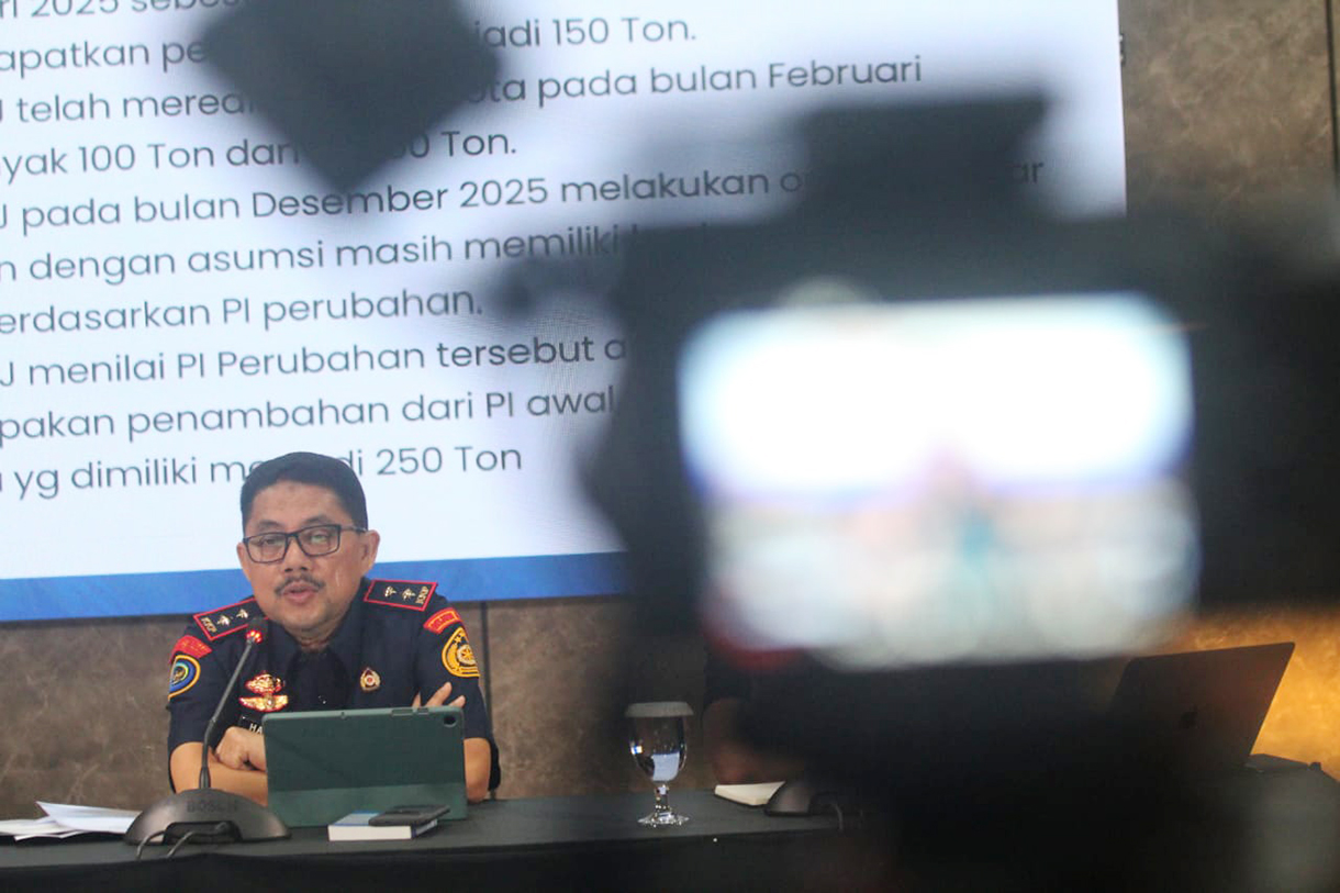 Wartawan merekam Direktur Pengawasan Sumber Daya Perikanan Kementerian Kelautan dan Perikanan (KKP) Halid K. Jusuf saat memberikan keterangan pers terkait Penanganan Importasi Komoditas Perikanan Ilegal di Jakarta, Selasa (13/1/2026).  (Beritanasional.com/Oke Atmaja)