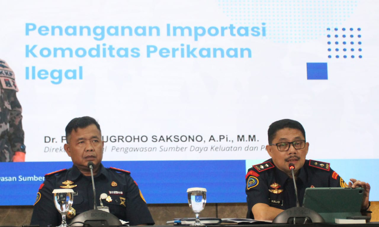 Wartawan merekam Direktur Pengawasan Sumber Daya Perikanan Kementerian Kelautan dan Perikanan (KKP) Halid K. Jusuf saat memberikan keterangan pers terkait Penanganan Importasi Komoditas Perikanan Ilegal di Jakarta, Selasa (13/1/2026).  (Beritanasional.com/Oke Atmaja)