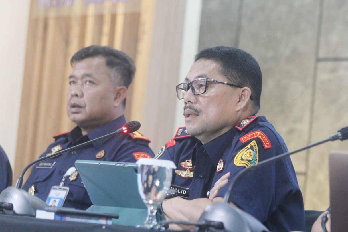 Wartawan merekam Direktur Pengawasan Sumber Daya Perikanan Kementerian Kelautan dan Perikanan (KKP) Halid K. Jusuf saat memberikan keterangan pers terkait Penanganan Importasi Komoditas Perikanan Ilegal di Jakarta, Selasa (13/1/2026).  (Beritanasional.com/Oke Atmaja)