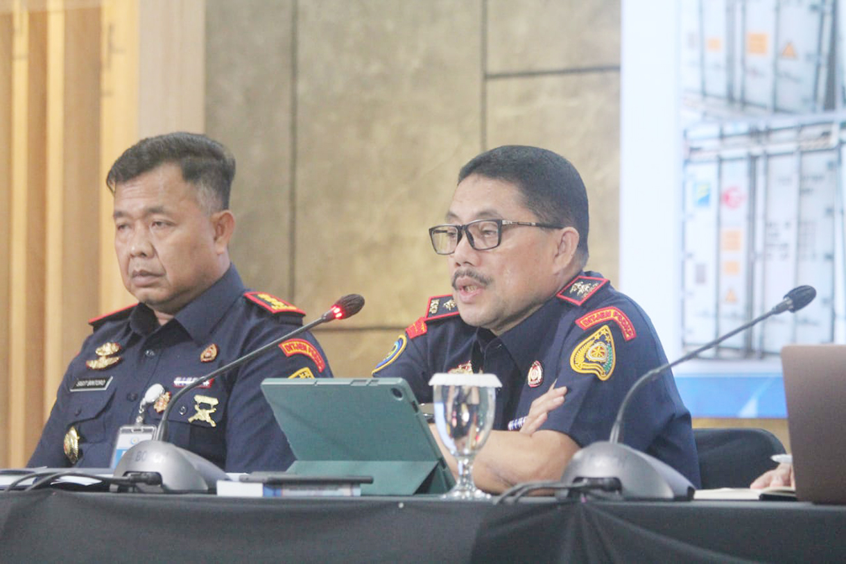 Wartawan merekam Direktur Pengawasan Sumber Daya Perikanan Kementerian Kelautan dan Perikanan (KKP) Halid K. Jusuf saat memberikan keterangan pers terkait Penanganan Importasi Komoditas Perikanan Ilegal di Jakarta, Selasa (13/1/2026).  (Beritanasional.com/Oke Atmaja)