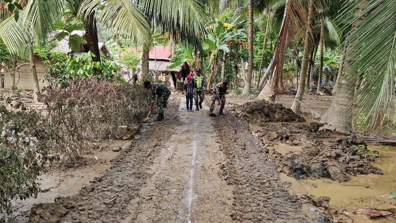 Kodam Iskandar Muda melalui Babinsa Koramil 07/Jangka, Kodim 0111/Bireuen, mengerahkan satu unit alat berat untuk mempercepat pembersihan material banjir dan longsor  di Desa Kuala Ceurape, Kecamatan Jangka, Kabupaten Bireuen. (BeritaNasional/Elvis/HO Dispenad)
