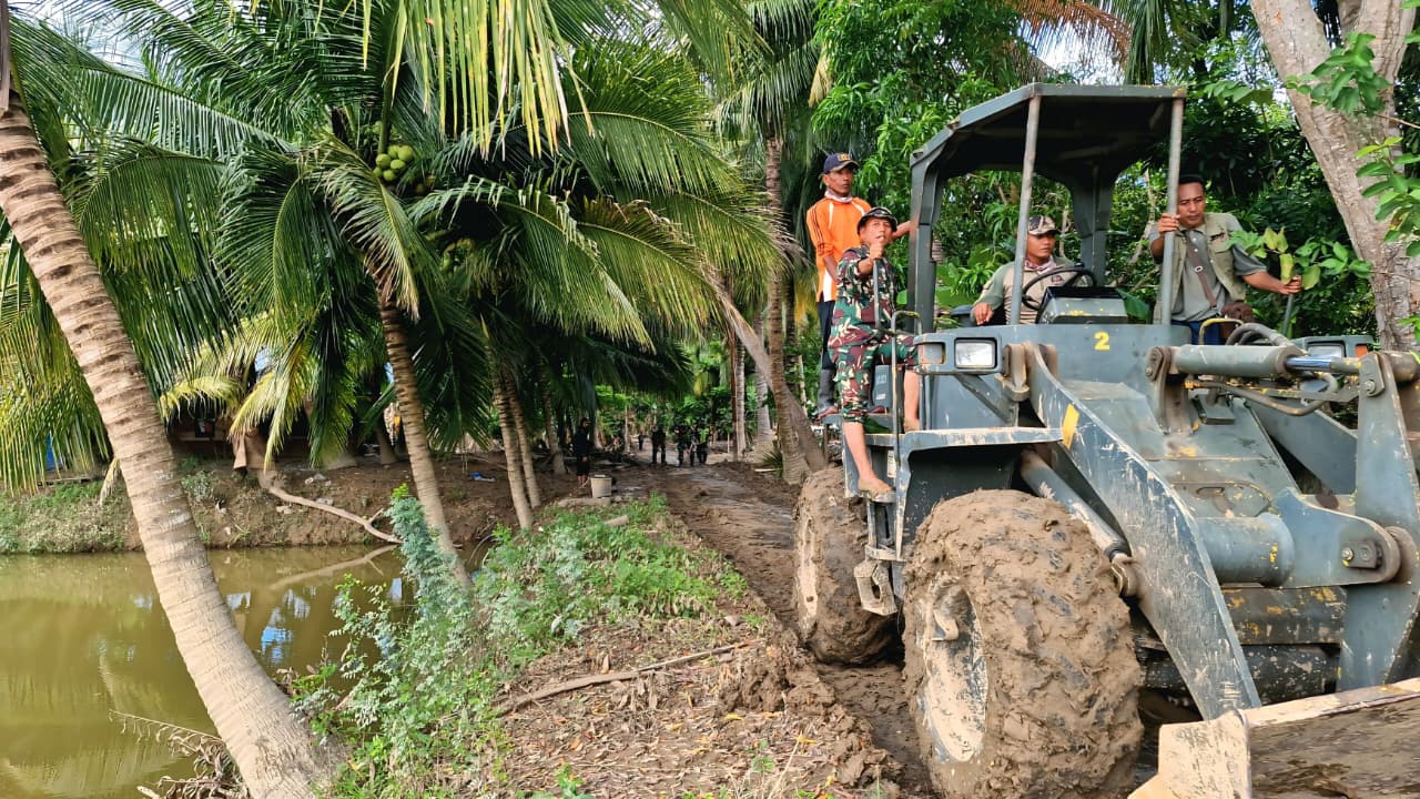 Kodam Iskandar Muda melalui Babinsa Koramil 07/Jangka, Kodim 0111/Bireuen, mengerahkan satu unit alat berat untuk mempercepat pembersihan material banjir dan longsor  di Desa Kuala Ceurape, Kecamatan Jangka, Kabupaten Bireuen. (BeritaNasional/Elvis/HO Dispenad)