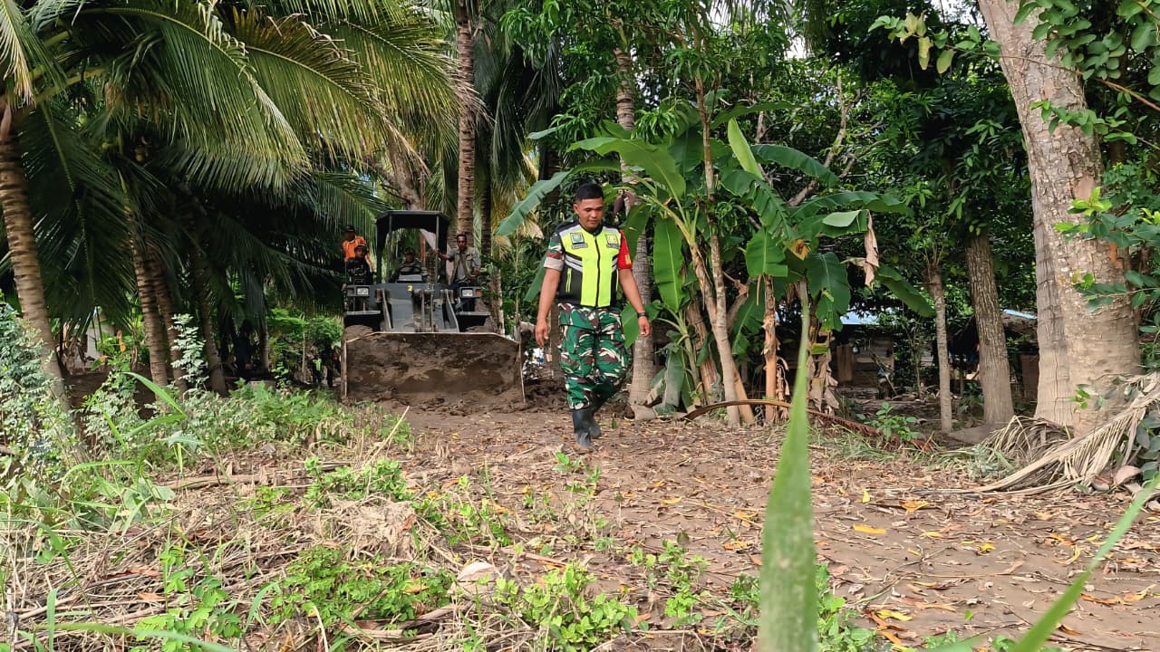 Kodam Iskandar Muda melalui Babinsa Koramil 07/Jangka, Kodim 0111/Bireuen, mengerahkan satu unit alat berat untuk mempercepat pembersihan material banjir dan longsor  di Desa Kuala Ceurape, Kecamatan Jangka, Kabupaten Bireuen. (BeritaNasional/Elvis/HO Dispenad)