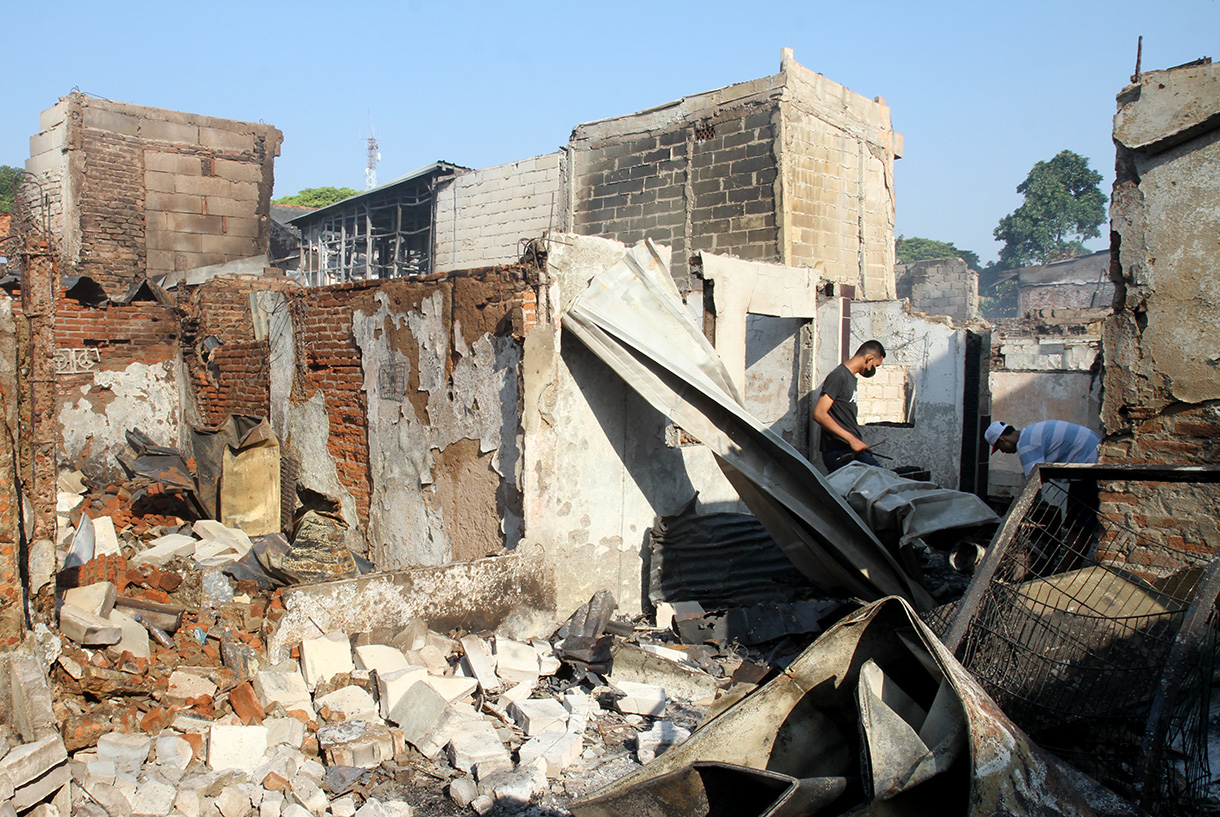 Sejumlah warga mengamati sisa kebakaran di permukiman padat penduduk Kelurahan Manggarai, Tebet, Jakarta, Selasa (13/8/2024). (BeritaNasional.com/ Oke Atmaja)