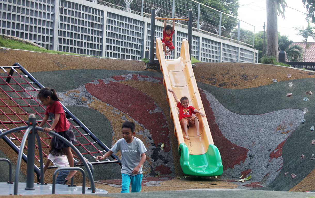 Anak-anak bermain di RPTRA (Ruang Publik Terbuka Ramah Anak) Sambas Asri, Kawasan Kebayoran Baru, Jakarta Selatan, Rabu (9/7/2025). (Beritanasional.com/Oke Atmaja)