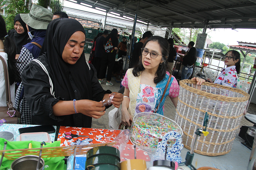 Menyambut Hari Peduli Sampah Nasional, Smartfren menyelenggarakan inisiatif pengelolaan sampah berkelanjutan berupa workshop khusus untuk pegiat lingkungan. (BeritaNasional/Elvis Sendouw/HO Smartfren)