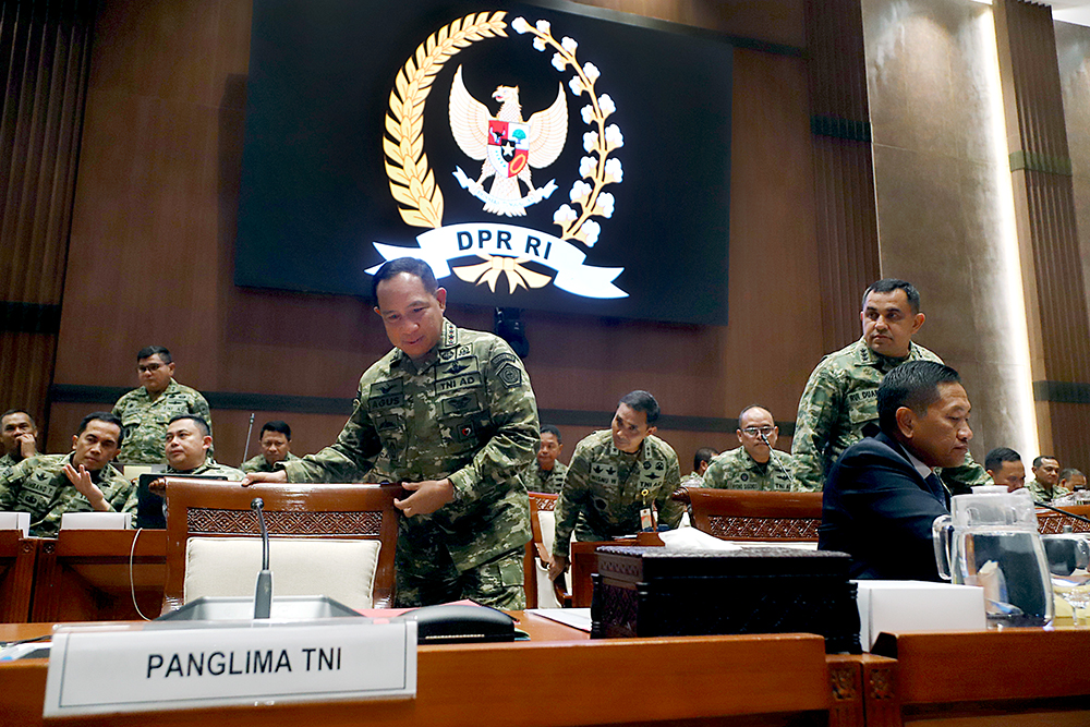 Rapat kerja Komisi I bersama Kemenhan dan TNI bahas aporan keuangan Kementerian Pertahanan Tahun Anggaran 2025. (BeritaNasional/Elvis Sendouw)