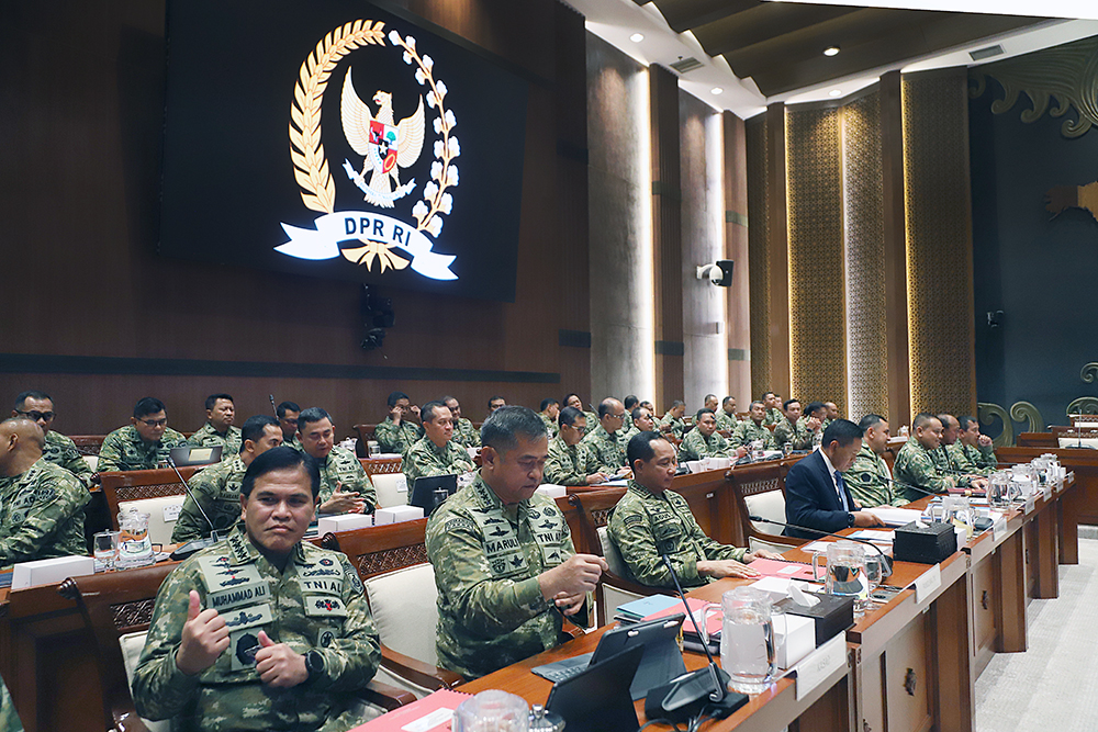 Rapat kerja Komisi I bersama Kemenhan dan TNI bahas aporan keuangan Kementerian Pertahanan Tahun Anggaran 2025. (BeritaNasional/Elvis Sendouw)