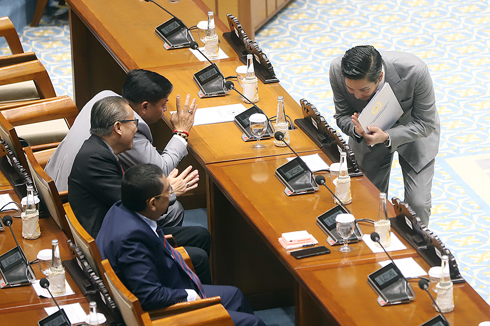 Laporan Komisi I DPR atas hasil pembahasan mengenai penerimaan hibah Alpalhankam berupa kapal induk dari Pemerintah Italia dan pidato ketua DPR pada penutupan Masa Persidangan V Tahun Sidang 2025-2026. (BeritaNasional/Elvis Sendouw)