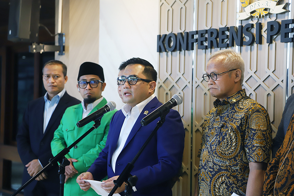 Pimpinan komisi II saat memberikan keterangan kepada wartawan terkati uji kelayakan dan kepatutan terhadap calon anggota Ombudsman RI periode 2026–2031. (BeritaNasional/Elvis Sendouw)