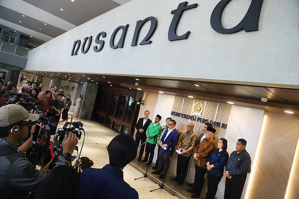Pimpinan komisi II saat memberikan keterangan kepada wartawan terkati uji kelayakan dan kepatutan terhadap calon anggota Ombudsman RI periode 2026–2031. (BeritaNasional/Elvis Sendouw)