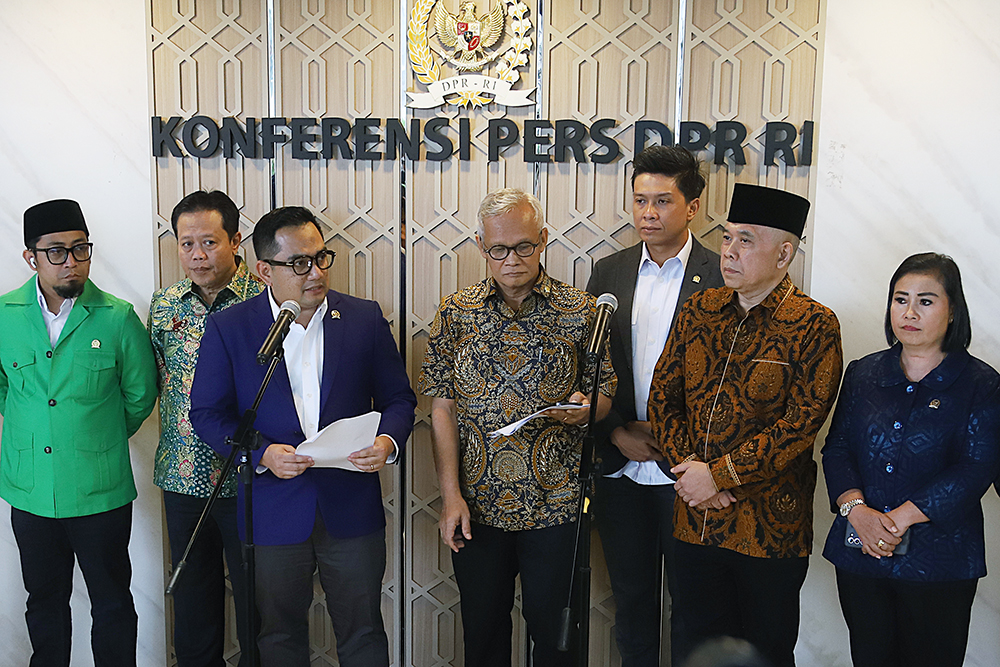 Pimpinan komisi II saat memberikan keterangan kepada wartawan terkati uji kelayakan dan kepatutan terhadap calon anggota Ombudsman RI periode 2026–2031. (BeritaNasional/Elvis Sendouw)