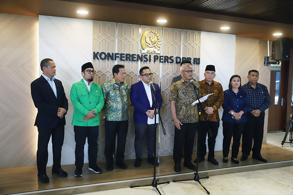 Pimpinan komisi II saat memberikan keterangan kepada wartawan terkati uji kelayakan dan kepatutan terhadap calon anggota Ombudsman RI periode 2026–2031. (BeritaNasional/Elvis Sendouw)