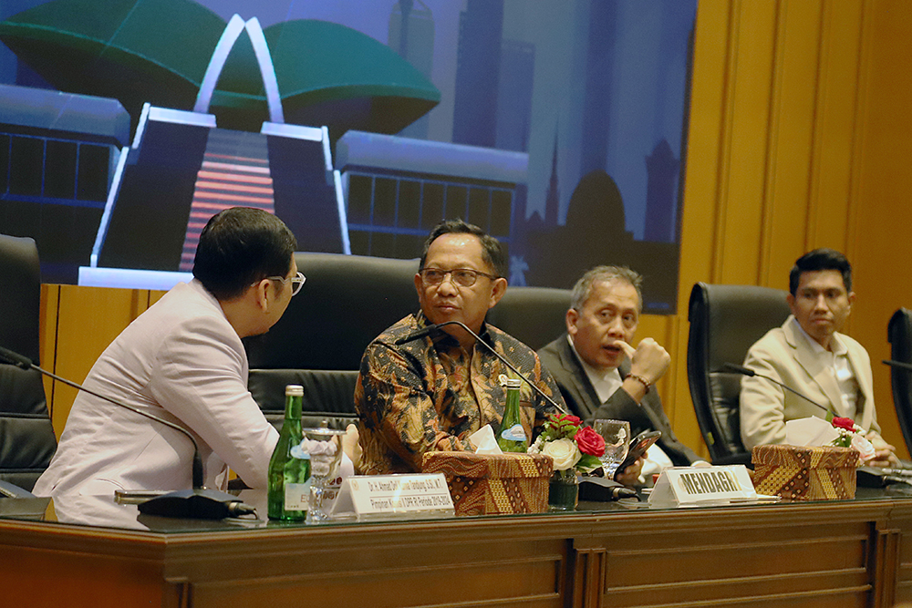 Komisi II periode 2019-2025 menerima piagam rekor MURI atas caoaian kinerja yang menyelesaikan 160 UU dalam satu periode. (BeritaNasional/Elvis Sendouw)