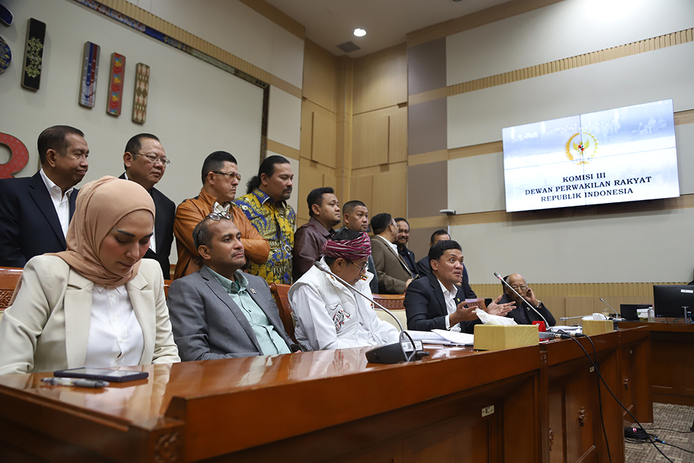 Komisi III memberi keterangan kepada wartawan terkait KUHAP. (BeritaNasional/Elvis Sendouw)