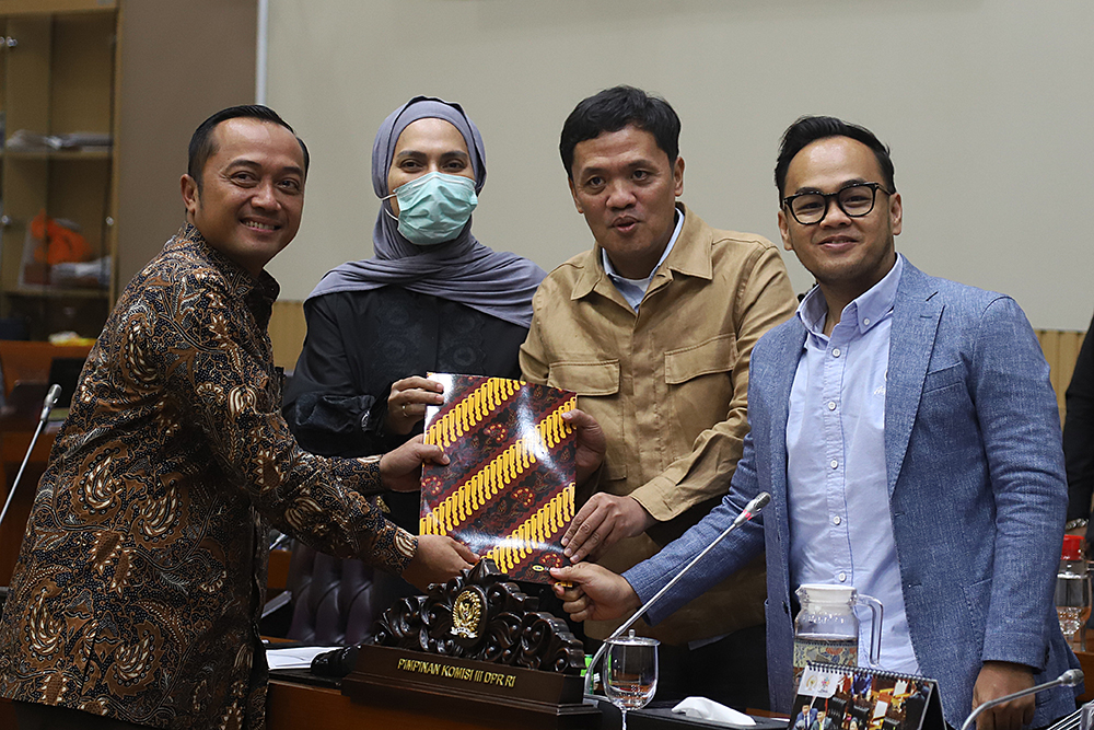 Komisi III DPR menandatangani berita acara persetujuan tingkat I terhadap revisi Undang-Undang (RUU) tentang Perubahan atas Nomor 8 Tahun 1981 tentang Kitab Undang-Undang Hukum Acara Pidana (KUHAP). (BeritaNasional/Elvis Sendouw)