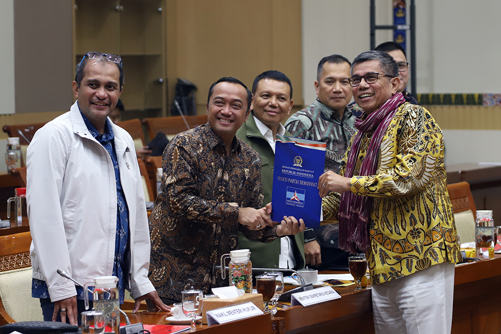 Komisi III DPR menandatangani berita acara persetujuan tingkat I terhadap revisi Undang-Undang (RUU) tentang Perubahan atas Nomor 8 Tahun 1981 tentang Kitab Undang-Undang Hukum Acara Pidana (KUHAP). (BeritaNasional/Elvis Sendouw)