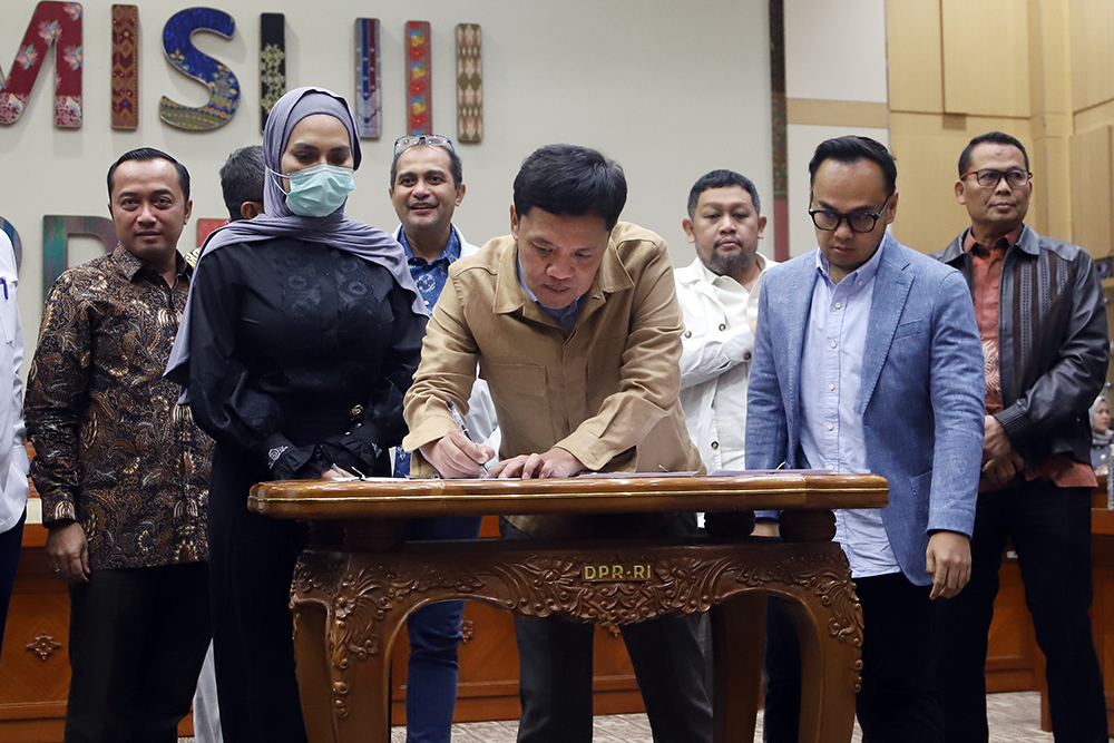 Komisi III DPR menandatangani berita acara persetujuan tingkat I terhadap revisi Undang-Undang (RUU) tentang Perubahan atas Nomor 8 Tahun 1981 tentang Kitab Undang-Undang Hukum Acara Pidana (KUHAP). (BeritaNasional/Elvis Sendouw)