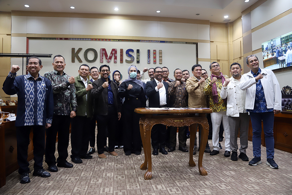 Komisi III DPR menandatangani berita acara persetujuan tingkat I terhadap revisi Undang-Undang (RUU) tentang Perubahan atas Nomor 8 Tahun 1981 tentang Kitab Undang-Undang Hukum Acara Pidana (KUHAP). (BeritaNasional/Elvis Sendouw)