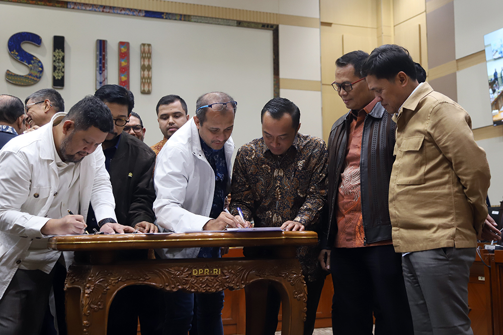 Komisi III DPR menandatangani berita acara persetujuan tingkat I terhadap revisi Undang-Undang (RUU) tentang Perubahan atas Nomor 8 Tahun 1981 tentang Kitab Undang-Undang Hukum Acara Pidana (KUHAP). (BeritaNasional/Elvis Sendouw)