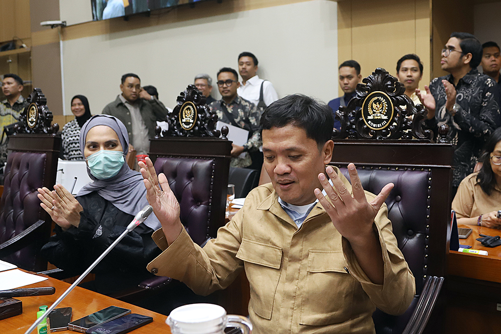 Komisi III DPR menandatangani berita acara persetujuan tingkat I terhadap revisi Undang-Undang (RUU) tentang Perubahan atas Nomor 8 Tahun 1981 tentang Kitab Undang-Undang Hukum Acara Pidana (KUHAP). (BeritaNasional/Elvis Sendouw)