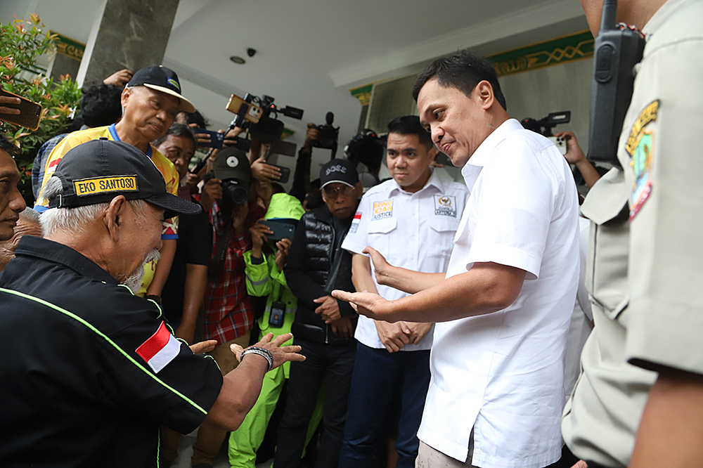 Wakil Ketua Komisi III  DPR RI, Habiburakhman bersama anggota lainnya meninjau lokasi penemuan 7 jenazah remaja di kali Bekasi. (BeritaNasional/Elvis Sendouw)