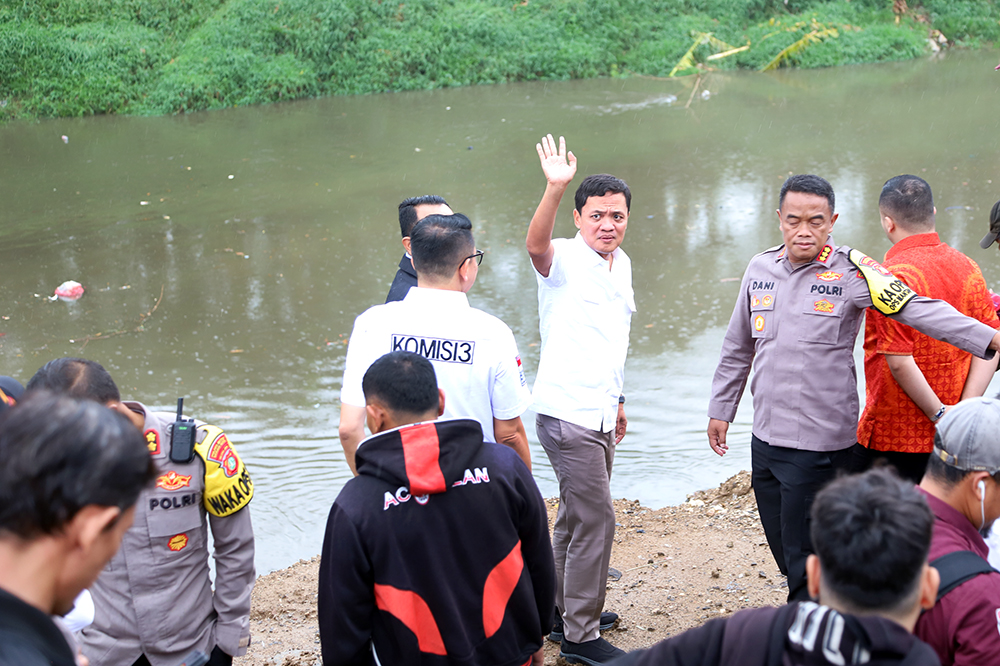 Wakil Ketua Komisi III  DPR RI, Habiburakhman bersama anggota lainnya meninjau lokasi penemuan 7 jenazah remaja di kali Bekasi. (BeritaNasional/Elvis Sendouw)