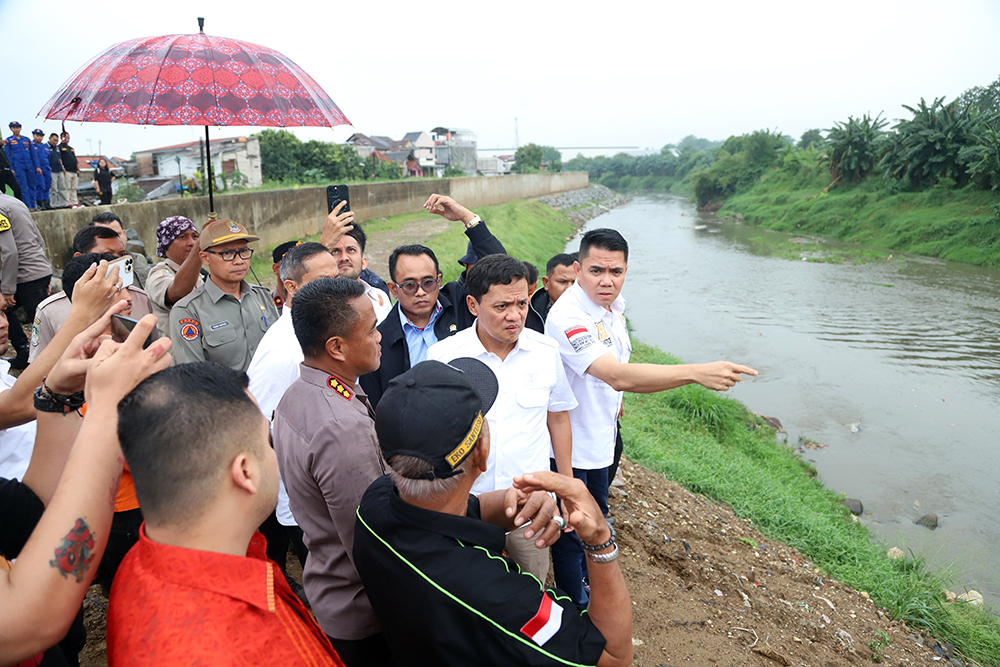 Wakil Ketua Komisi III  DPR RI, Habiburakhman bersama anggota lainnya meninjau lokasi penemuan 7 jenazah remaja di kali Bekasi. (BeritaNasional/Elvis Sendouw)