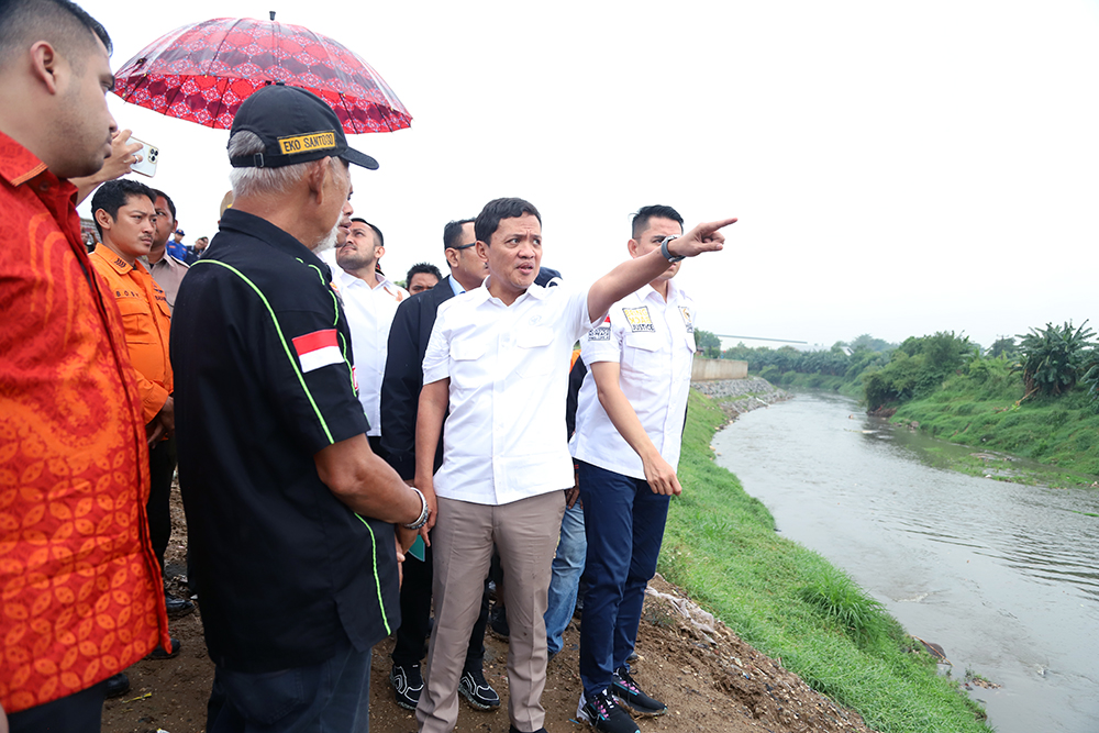 Wakil Ketua Komisi III  DPR RI, Habiburakhman bersama anggota lainnya meninjau lokasi penemuan 7 jenazah remaja di kali Bekasi. (BeritaNasional/Elvis Sendouw)