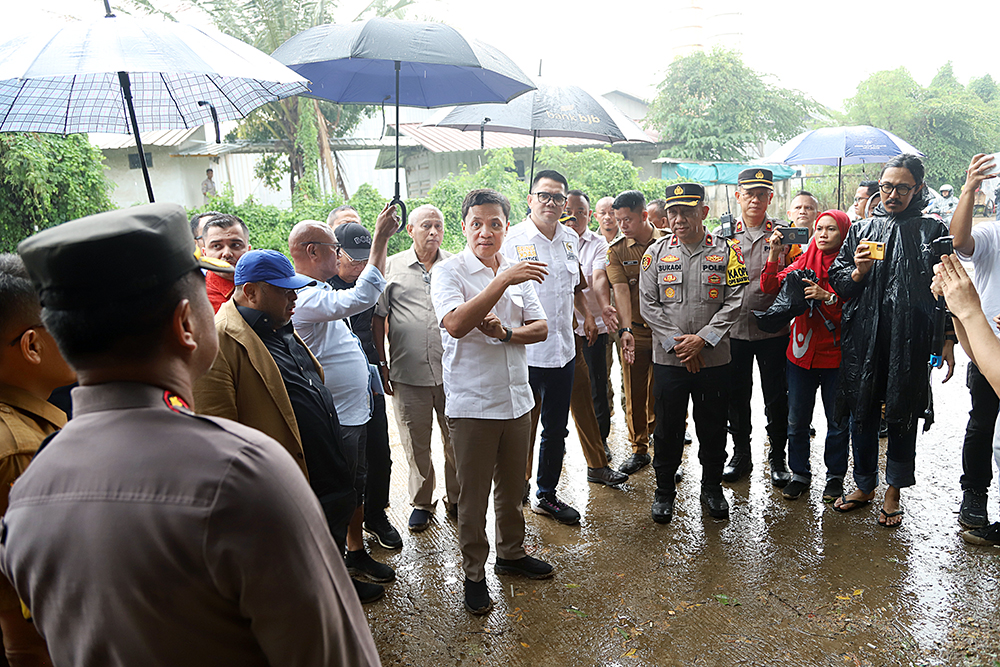 Wakil Ketua Komisi III  DPR RI, Habiburakhman bersama anggota lainnya meninjau lokasi penemuan 7 jenazah remaja di kali Bekasi. (BeritaNasional/Elvis Sendouw)