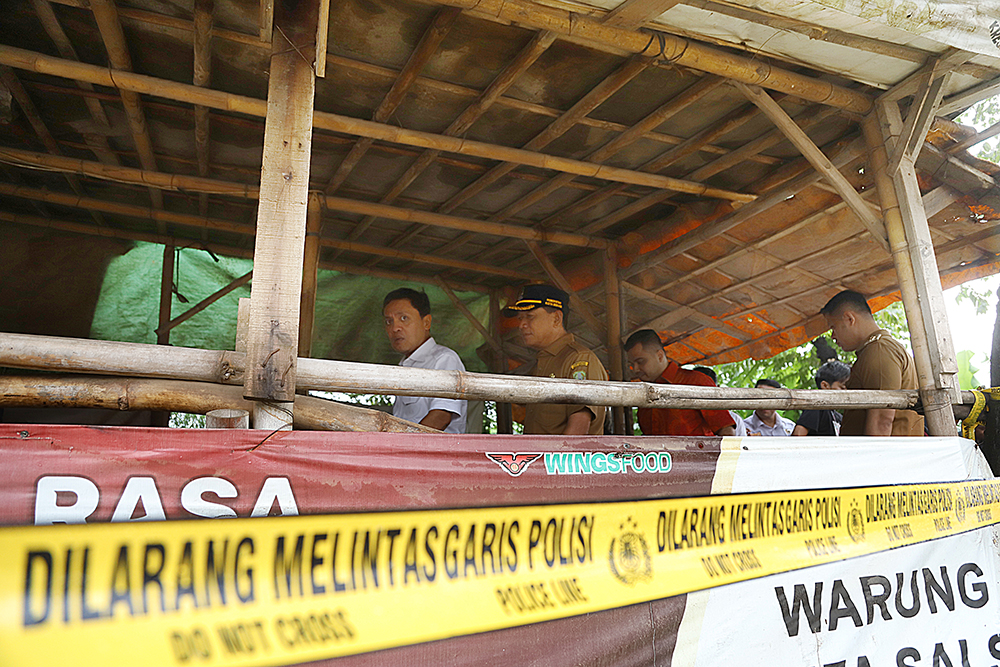 Wakil Ketua Komisi III  DPR RI, Habiburakhman bersama anggota lainnya meninjau lokasi penemuan 7 jenazah remaja di kali Bekasi. (BeritaNasional/Elvis Sendouw)