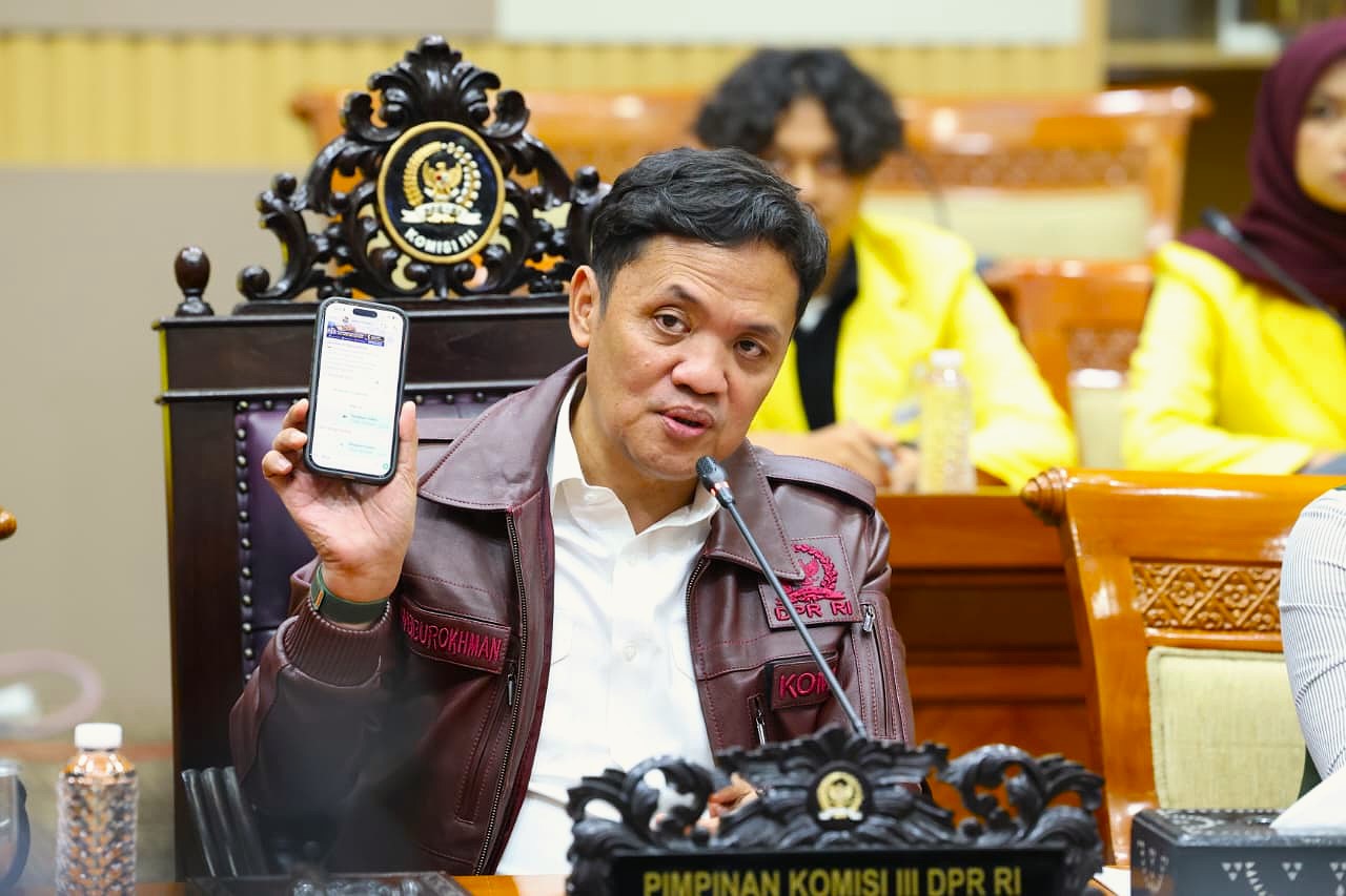 Ketua Komisi III DPR RI Habiburokhman bersama anggota Komisi III memberikan keterangan kepada wartawan terkait dugaan korupsi Jampidsus Kejaksaan Agung. (BeritaNasional/Elvis Sendouw)