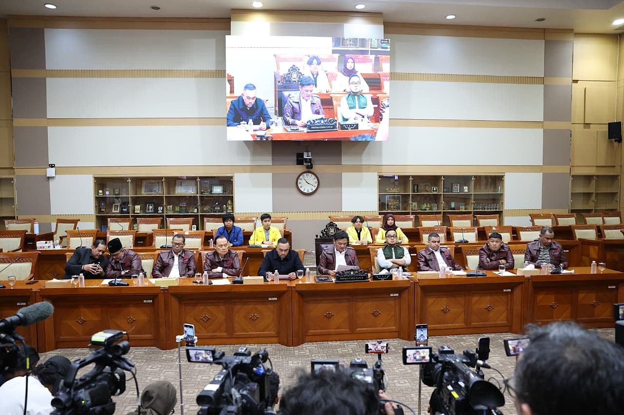 Ketua Komisi III DPR RI Habiburokhman bersama anggota Komisi III memberikan keterangan kepada wartawan terkait dugaan korupsi Jampidsus Kejaksaan Agung. (BeritaNasional/Elvis Sendouw)