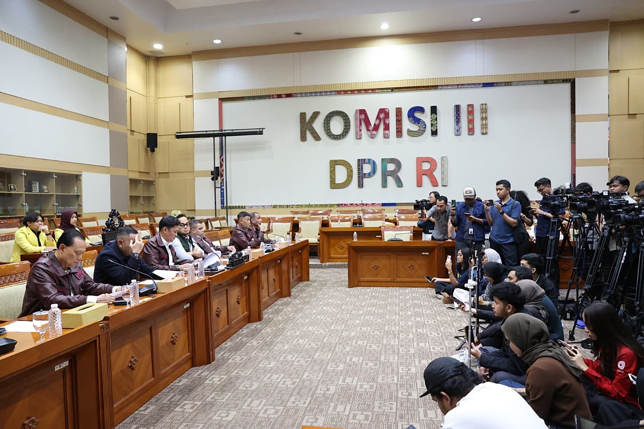 Ketua Komisi III DPR RI Habiburokhman bersama anggota Komisi III memberikan keterangan kepada wartawan terkait dugaan korupsi Jampidsus Kejaksaan Agung. (BeritaNasional/Elvis Sendouw)