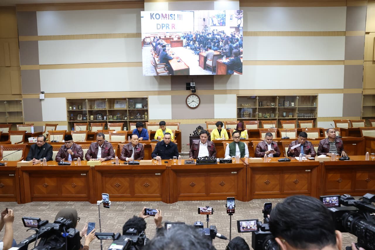 Ketua Komisi III DPR RI Habiburokhman bersama anggota Komisi III memberikan keterangan kepada wartawan terkait dugaan korupsi Jampidsus Kejaksaan Agung. (BeritaNasional/Elvis Sendouw)