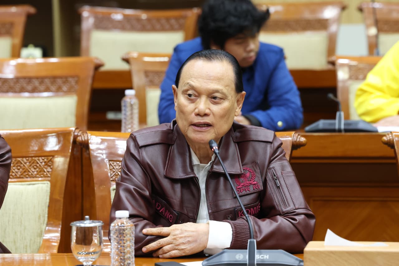 Ketua Komisi III DPR RI Habiburokhman bersama anggota Komisi III memberikan keterangan kepada wartawan terkait dugaan korupsi Jampidsus Kejaksaan Agung. (BeritaNasional/Elvis Sendouw)