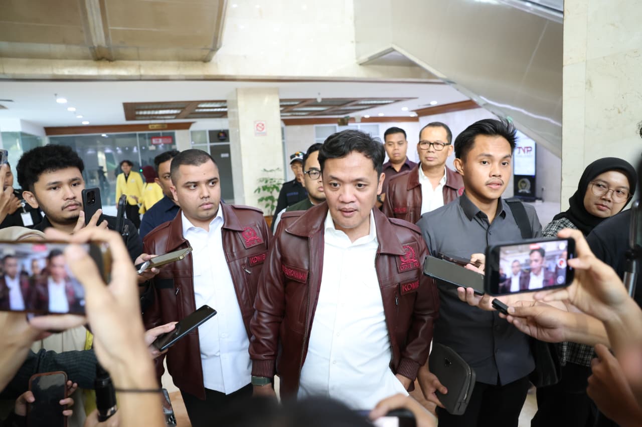 Ketua Komisi III DPR RI Habiburokhman bersama anggota Komisi III memberikan keterangan kepada wartawan terkait dugaan korupsi Jampidsus Kejaksaan Agung. (BeritaNasional/Elvis Sendouw)