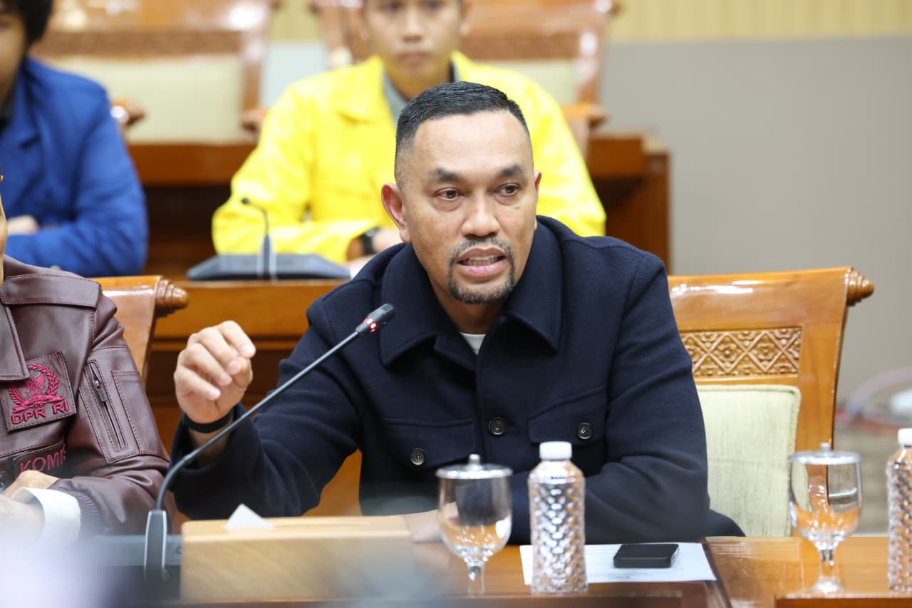 Ketua Komisi III DPR RI Habiburokhman bersama anggota Komisi III memberikan keterangan kepada wartawan terkait dugaan korupsi Jampidsus Kejaksaan Agung. (BeritaNasional/Elvis Sendouw)