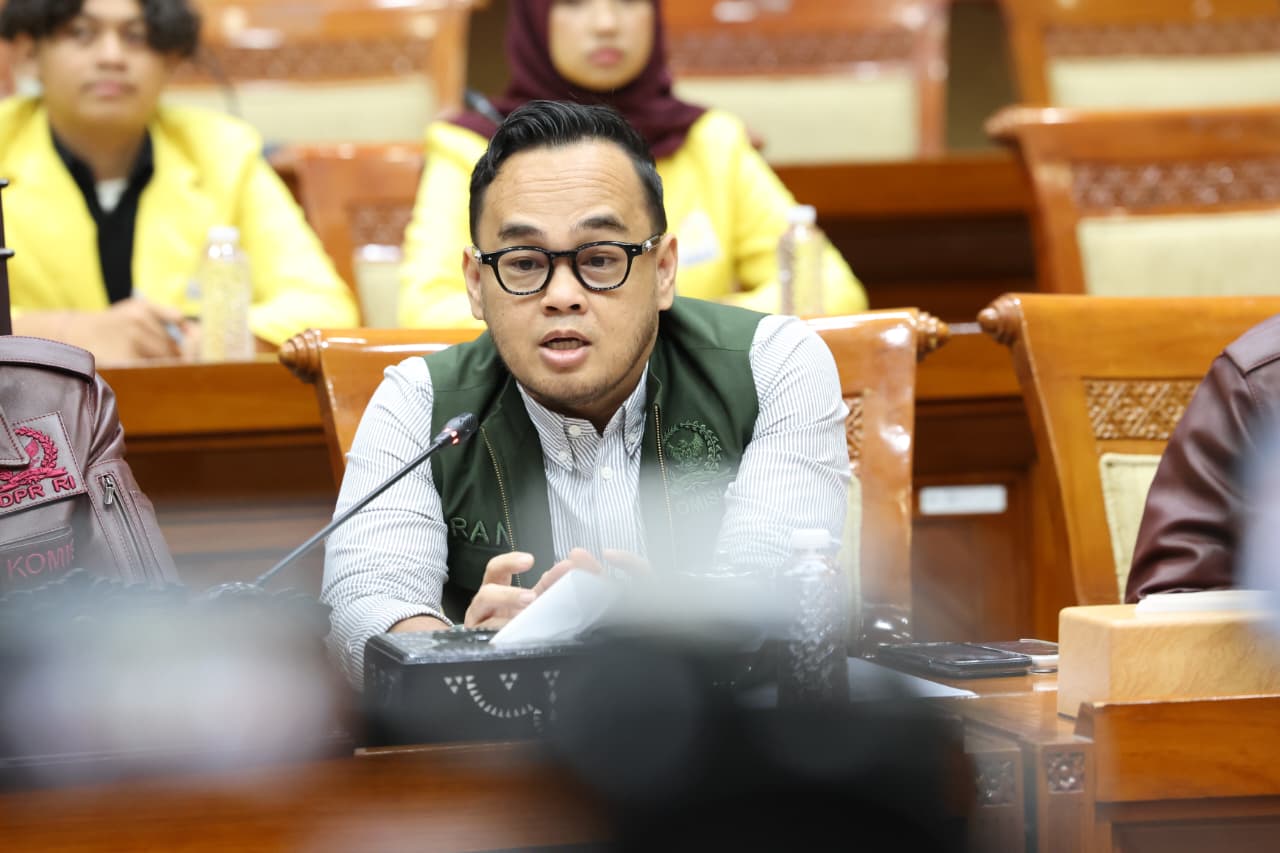 Ketua Komisi III DPR RI Habiburokhman bersama anggota Komisi III memberikan keterangan kepada wartawan terkait dugaan korupsi Jampidsus Kejaksaan Agung. (BeritaNasional/Elvis Sendouw)