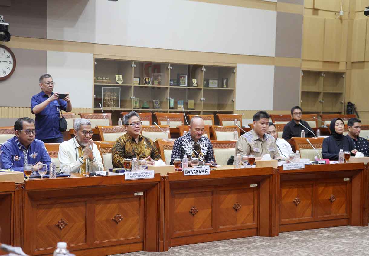 Ketua Komisi III DPR RI, Habiburokhman Bersama Dirjen Kekayaan Intelektual Kementerian Hukum Razilu serta musisi Tantri 'Kotak' menggelar konferensi pers usai rapat tertutup di Gedung DPR RI, Kompleks Parlemen, Senayan, Jakarta, Jumat (20/6/2025).  (Beritanasional.com/Oke Atmaja)