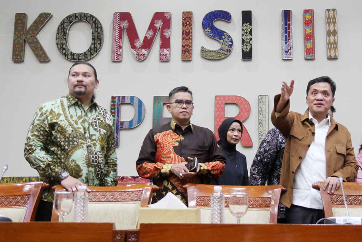 Ketua Komisi III DPR RI, Habiburokhman Bersama Dirjen Kekayaan Intelektual Kementerian Hukum Razilu serta musisi Tantri 'Kotak' menggelar konferensi pers usai rapat tertutup di Gedung DPR RI, Kompleks Parlemen, Senayan, Jakarta, Jumat (20/6/2025).  (Beritanasional.com/Oke Atmaja)